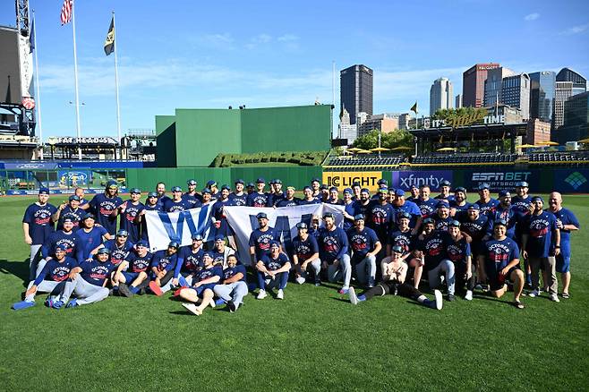 <yonhap photo-3959=""> PITTSBURGH, PENNSYLVANIA - SEPTEMBER 17: The Chicago Cubs pose for a team photo after their 8-4 win over the Pittsburgh Pirates to clinch a spot in the National League Playoffs at PNC Park on September 17, 2025 in Pittsburgh, Pennsylvania. Nick Cammett/Getty Images/AFP (Photo by Nick Cammett / GETTY IMAGES NORTH AMERICA / Getty Images via AFP)/2025-09-18 07:10:01/ <저작권자 ⓒ 1980-2025 ㈜연합뉴스. 무단 전재 재배포 금지, AI 학습 및 활용 금지></yonhap>