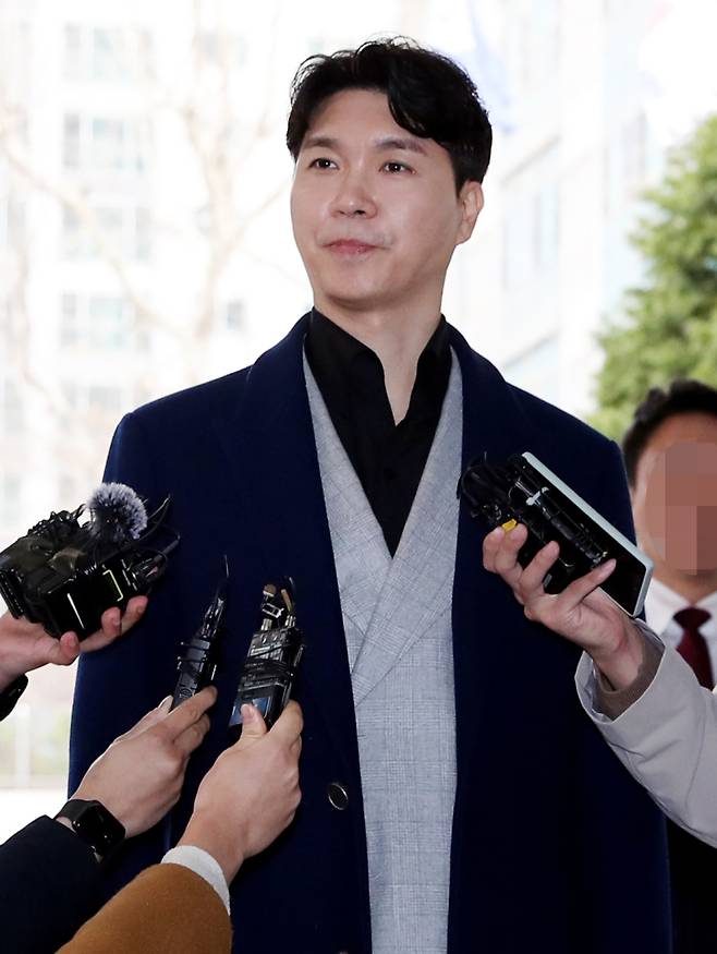 코미디언 박수홍이 15일 오후 서울 마포구 서부지방법원에서 열린 61억 횡령 혐의를 받는 친형 박진홍 씨 부부 재판에 증인으로 출석하고 있다, 서병수 기자 qudtn@edaily.co.kr /2023.03.15.