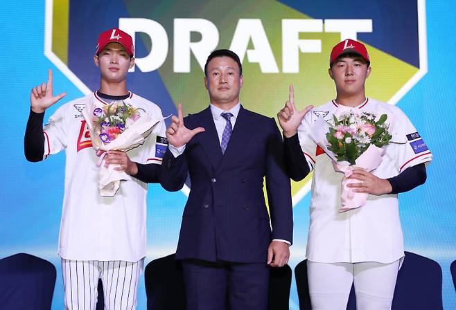 2026 KBO리그 신인 드래프트에서 SSG에 지명된 김요셉(왼쪽)과 김민준이 기념사진을 찍고 있다. SSG 제공