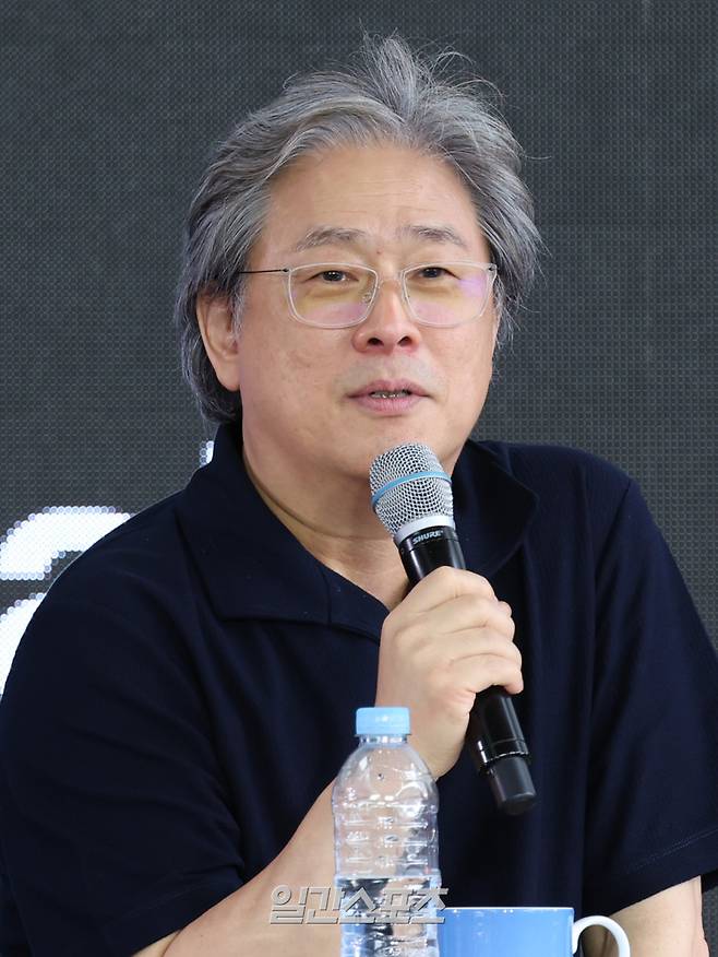 박찬욱 감독이 18일 부산 해운대구 영화의전당 야외무대에서 열린 제30회 부산국제영화제(BIFF) 영화 ‘어쩔수가없다’ 오픈토크 행사에 참석했다. 부산=서병수 기자 qudtn@edaily.co.kr /2025.09.18/