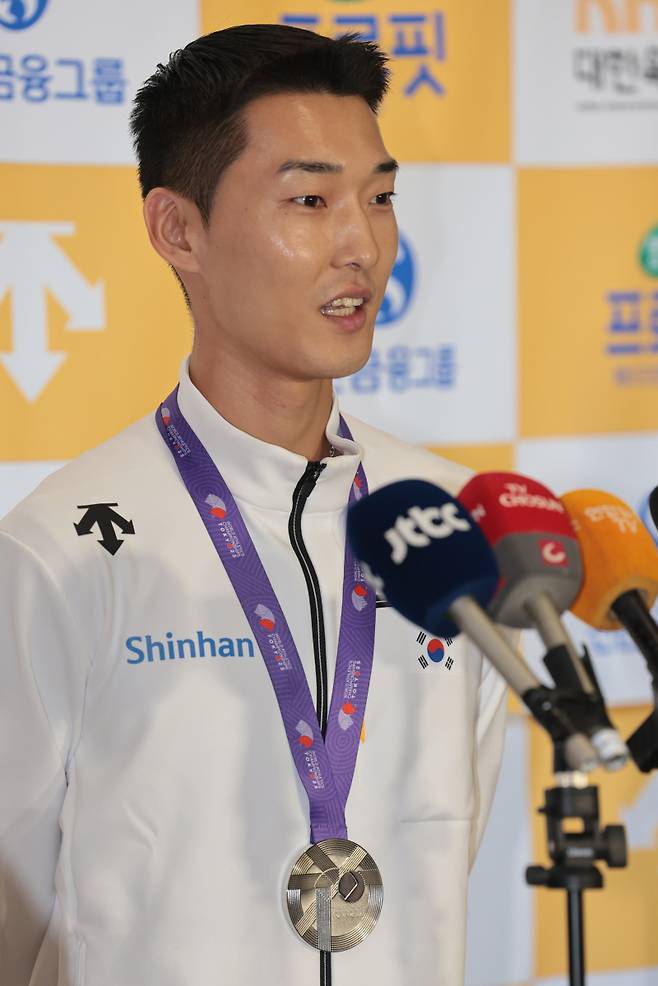 <yonhap photo-6219=""> 세계육상선수권 은메달 획득한 우상혁 귀국 (서울=연합뉴스) 김인철 기자 = 2025 도쿄 세계육상선수권대회 남자 높이뛰기 결선에서 은메달을 획득한 우상혁이 18일 서울 강서구 김포국제공항으로 귀국, 인터뷰하고 있다. 2025.9.18 yatoya@yna.co.kr/2025-09-18 15:29:56/ <저작권자 ⓒ 1980-2025 ㈜연합뉴스. 무단 전재 재배포 금지, AI 학습 및 활용 금지></yonhap>