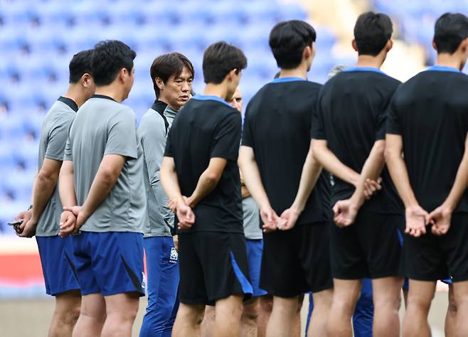 <yonhap photo-3495=""> 미국전 하루 앞둔 축구 대표팀 (해리슨[미국 뉴저지주]=연합뉴스) 윤동진 기자 = 한국 축구 국가대표팀 홍명보 감독이 5일(현지시간) 미국 뉴저지주 해리슨 스포츠일러스트레이티드 스타디움에서 열린 공식 훈련에 앞서 선수들에게 지시사항을 전달하고 있다. 홍명보 감독이 이끄는 축구 대표팀은 7일 오전 6시(한국시간) 미국 뉴저지주 해리슨의 스포츠일러스트레이티드 스타디움에서 미국과 친선경기에 나선다. 2025.9.6 mon@yna.co.kr/2025-09-06 10:04:21/ <저작권자 ⓒ 1980-2025 ㈜연합뉴스. 무단 전재 재배포 금지, AI 학습 및 활용 금지></yonhap>
