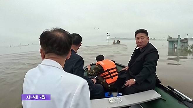 지난해 7월 압록강이 범람하면서 평안북도 신의주 일대가 물에 잠기자 김정은 위원장이 고무보트를 타고 수해지역을 시찰하는 장면. 북한은 최근 이 일대에서 제방공사와 함께 온실농장 건설 공사를 하고 있다.