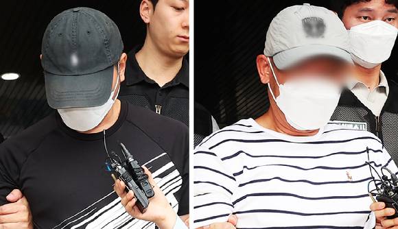 KT 무단 소액결제 사건의 피의자인 중국 국적 남성 A씨(왼쪽)와 B씨가 18일 구속 전 피의자 심문(영장실질심사)에 출석하기 위해 경기도 수원영통경찰서 유치장에서 나오고 있다. [사진=연합뉴스]