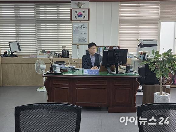 평택교육지원청 김윤기 교육장이 업무를 하고 있다. [사진=이윤 기자]