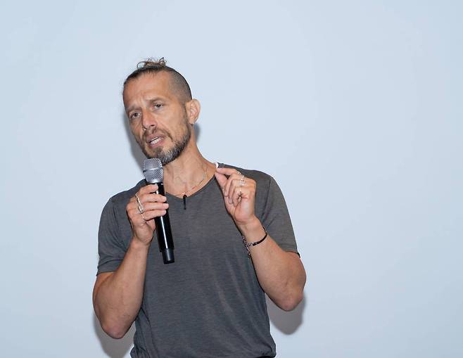 9월 17일 서울 용산구에 위치한 그랜드 하얏트 서울에서 버넷 교수가 기자들과 인터뷰를 진행하고 있다 / 출처=개인정보보호위원회 대변인실