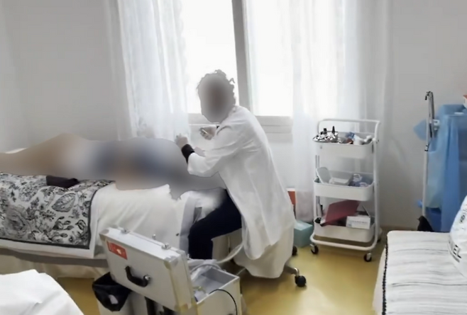 어제(17일) 오후 제주시 연동의 한 다세대주택에서 무자격 불법 치과 치료가 벌어지는 현장 (제주경찰청 제공)