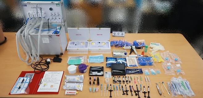 불법 치과 치료에 사용된 물품 등 압수품 (제주경찰청 제공)