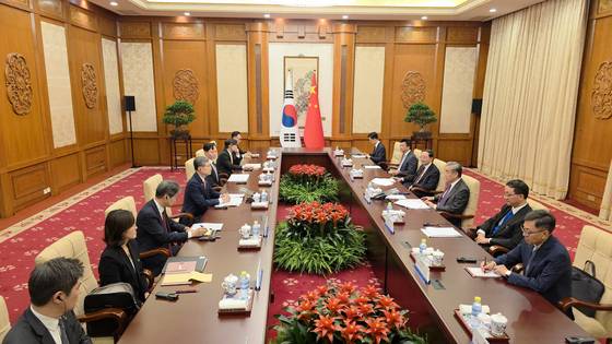 조현 외교부 장관이 17일 오후 중국 베이징에서 왕이 중국공산당 중앙외사판공실 주임 겸 외교부장과 한·중 외교장관 회담을 가졌다. 베이징특파원 공동취재단
