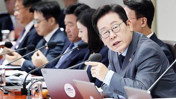 이재명 대통령이 9일 오후 서울 용산 대통령실에서 열린 제41회 국무회의에서 참석한 국무위원들에게 질문하고 있다. 대통령실 사진기자단