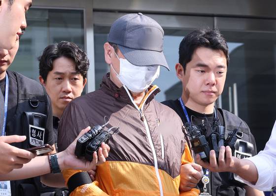 사제 총기 살해 사건 피의자 A 씨가 인천논현경찰서에서 검찰로 송치되고 있다. A씨는 지난 7월 인천시 연수구 송도 한 아파트에서 사제 총기로 산탄을 발사해 아들 B씨를 살해한 혐의를 받고 있다. 사진 뉴스1