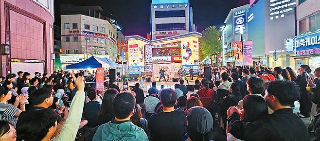 2025년 가을 판대페 중 하나인 ‘프리즘 2025’는 ‘대구의 심장’ 동성로 거리 곳곳을 라이브 음악과 공연으로 물들인다. [사진 대구시]