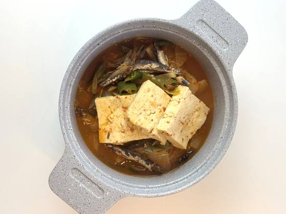 멸치로 시원함과 감칠맛을 낸 김치찌개. 사진 이정웅
