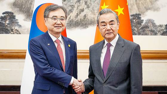 조현 외교부 장관이 17일(현지시간) 오후 베이징 댜오위타이에서 열린 한·중 외교장관회담에서 왕이 중국공산당 외사판공실 주임 겸 외교부장과 악수를 하고 있다. 베이징특파원 공동취재단