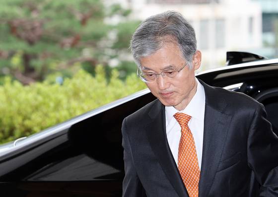 조희대 대법원장이 18일 오전 서울 서초구 대법원 청사로 출근하고 있다. 뉴스1