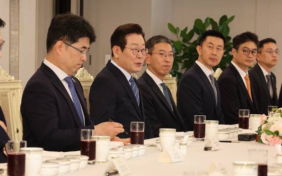 이재명 대통령이 18일 서울 용산 대통령실에서 열린 `자본시장 정상화, 새로운 도약의 시작-증권사 리서치센터장들과의 오찬 간담회‘에서 발언을 하고 있다. 대통령실사진기자단