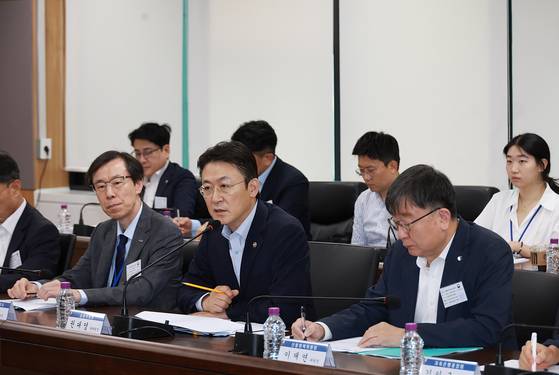 권대영 금융위원회 부위원장이 18일 서울 종로구 정부서울청사 금융위원회 대회의실에서 개최한 새출발기금 간담회에서 새출발기금 제도개선 사항 및 이행방안에 대해 논의하고 있다. 뉴스1