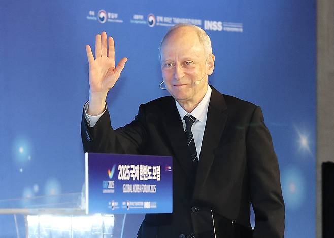 마이클 샌델 미국 하버드대 교수가 18일 오전 서울 종로구 포시즌스 호텔에서 열린 2025 국제한반도포럼에서 강연에 나서고 있다. 뉴스1