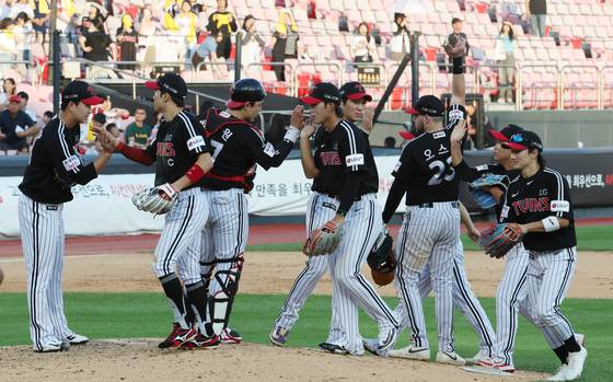 18일 KT와의 더블헤더 1차전 승리 뒤 기뻐하는 LG 선수들. 뉴스1