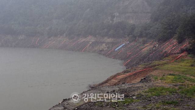 ▲ 극심한 가뭄이 계속되고 있는 강릉에 폭우가 내린 17일 오봉저수지에 비가 내리고 있다.  방도겸 기자