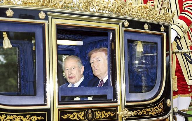 < 트럼프·찰스 3세, 왕실마차 타고 윈저성으로 > 영국을 방문한 도널드 트럼프 미국 대통령(오른쪽)이 17일 찰스 3세 국왕과 함께 왕실 마차를 타고 윈저성으로 향하고 있다.  /AP연합뉴스