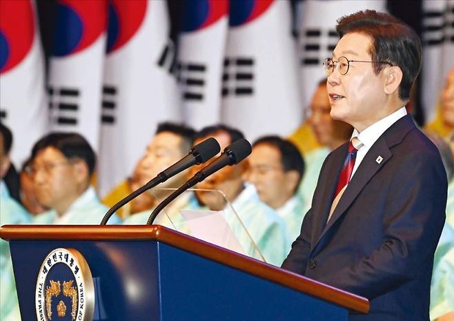 < ‘통합 넥타이’ 맨 李대통령 > 이재명 대통령이 15일 서울 세종문화회관에서 열린 80주년 광복절 경축식에서 경축사를 하고 있다. 이 대통령은 통합을 상징하는 붉은색, 푸른색, 흰색이 사선으로 들어간 넥타이를 착용했다.  김범준 기자