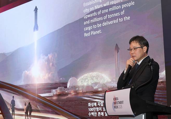 '코리아 인베스트먼트 위크(KIW) 2025' 마지막날인 18일 서울 여의도동 콘래드호텔에서 최병철 스피어코퍼레이션 CFO 겸 부사장이  '지구를 넘어 화성으로' 주제로 발표하고 있다. / 사진=문경덕 기자