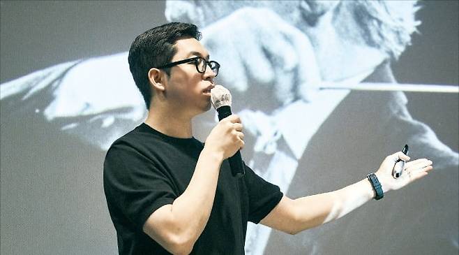 지난 17일 서울 광화문 씨네큐브에서 열린 ‘아르떼 살롱-세계 3대 오케스트라 프리뷰’ 마지막 강좌에서 안일구 음악칼럼니스트가 강연하고 있다.  /김신중 사진작가