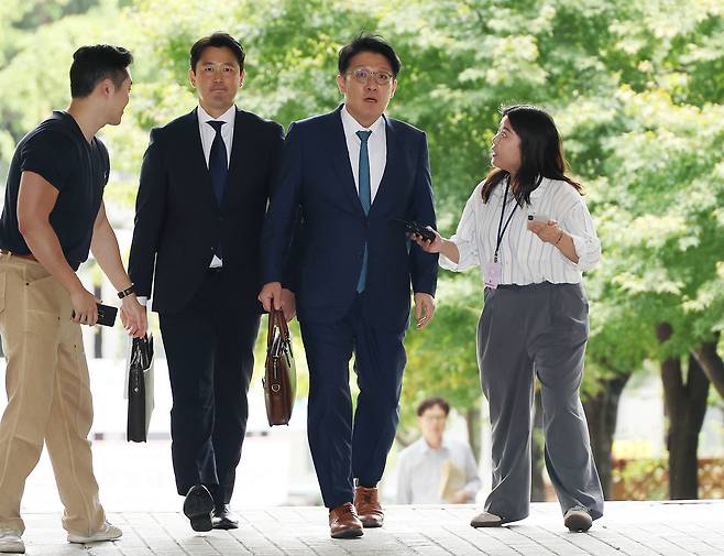 김건희 여사에게 고가의 그림을 건네고 공천을 청탁했다는 의혹을 받는 김상민 전 부장검사가 17일 서울 서초구 서울중앙지법에서 열린 구속 전 피의자 심문(영장실질심사)에 출석하고 있다.  [공동취재]