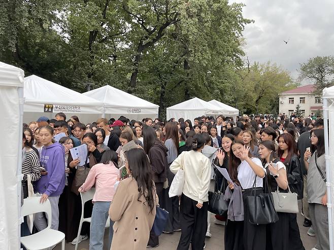 지난 16일 카자흐스탄 알마티의 아바이국립사범대 야외광장에서 열린 ‘부산유학 설명회’. 부산시 제공
