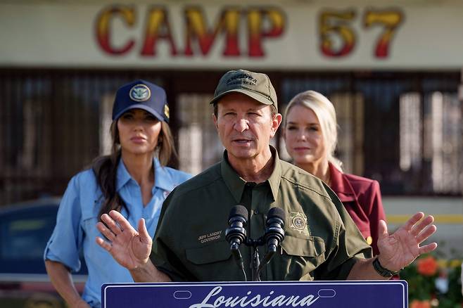 제프 랜드리 루이지애나 주지사(가운데). AFP연합뉴스