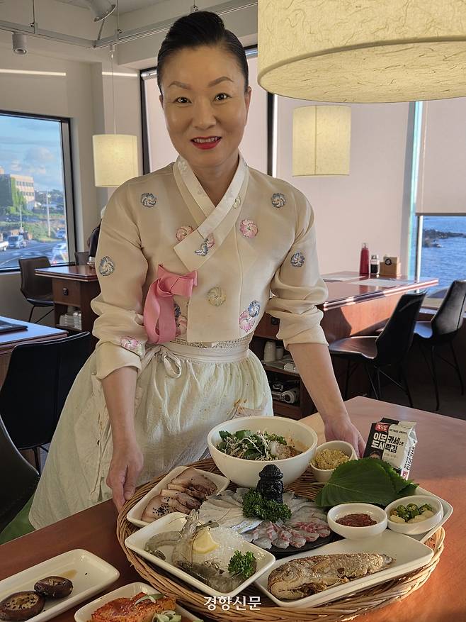 제주도 애월 앞바다에 해산물 식당을 연 ‘이모카세 1호’ 김미령 셰프. 노정연 기자