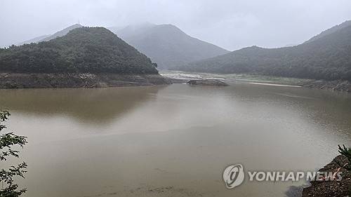 18일 강릉지역의 주요 상수원인 오봉저수지에 이틀째 내린 비로 물이 차오르고 있다. 연합뉴스