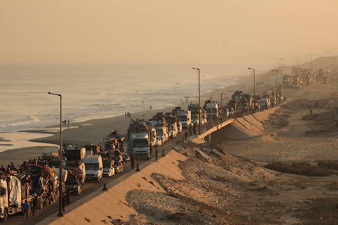 이스라엘군이 지상전을 확대한 지 나흘째인 18일(현지시간) 가자시티 주민들이 가자지구 남부로 이동하고 있다. 로이터연합뉴스