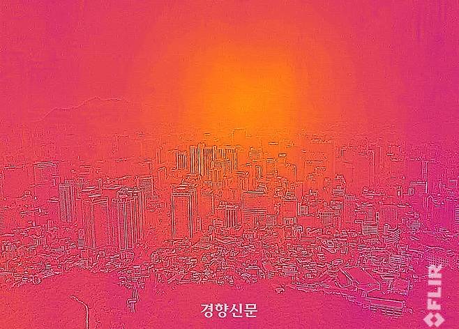 절기상 ‘소서’ 이자 서울 전 자치구에 폭염경보가 발효된 지난 7월7일 서울 중구 남산타워에서 열화상 카메라로 바라본 도심이 열기로 인해 붉게 표시돼 있다. 성동훈 기자