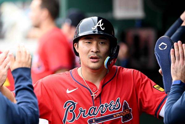 애틀랜타 브레이브스 김하성이 18일(한국시간) 워싱턴 내셔널스와의 방문 경기에서 득점 후 팀 동료들과 하이 파이브를 하고 있다. AFP 연합뉴스