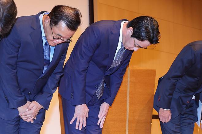 Lotte Card CEO Cho Jwa-jin (second from left) bows in apology for a recent hacking scandal during a press briefing held in Seoul on Thursday. (Yonhap)