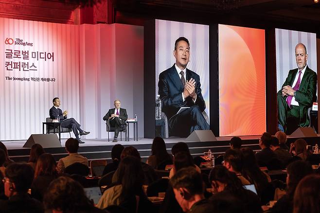 JoongAng Holdings Vice Chairman Hong Jeong-do, left, and CNN CEO Mark Thompson speak during the JoongAng 60th Anniversary Global Media Conference held at the Lotte Hotel in central Seoul on Sept. 18. [JOONGANG ILBO]