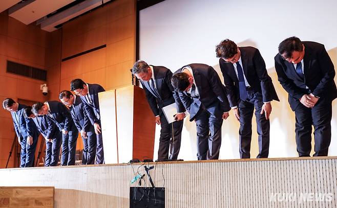 조좌진 롯데카드 대표이사 등 관계자들이 18일 서울 중구 부영태평빌딩에서 대규모 해킹 사고로 인한 고객 정보 유출사태에 대해 사과하고 있다.