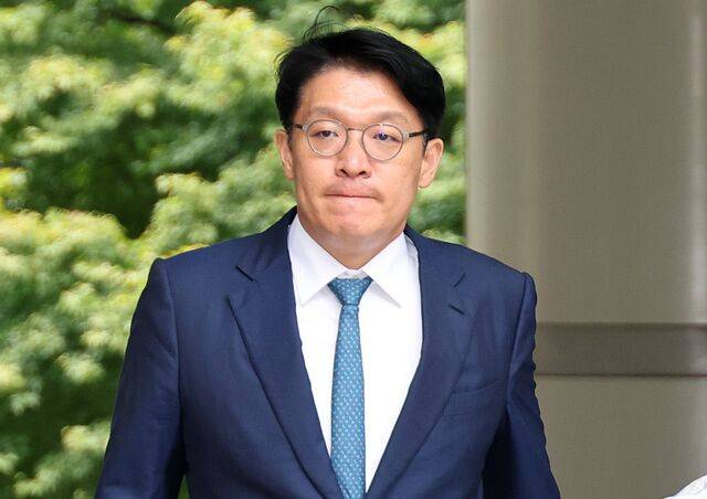 김건희 여사에게 고가의 그림을 건네고 공천을 청탁했다는 의혹을 받는 김상민 전 부장검사가 17일 서울 서초구 서울중앙지법에서 열린 구속 전 피의자 심문(영장실질심사)에 출석하고 있다. 연합뉴스