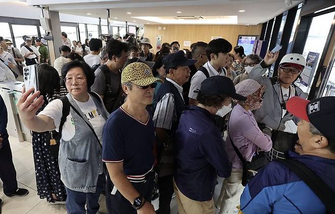 한강버스가 정식 운항을 시작한 18일 서울 송파구 한강버스 잠실 선착장에서 시민들이 승선을 기다리고 있다. 연합뉴스