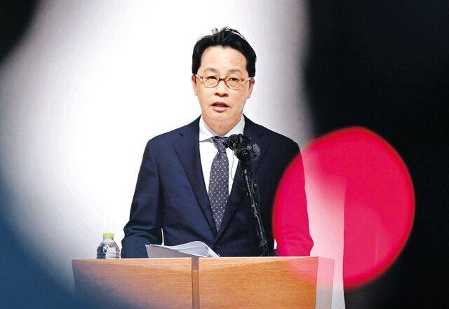 조좌진 롯데카드 대표이사가 18일 서울 중구 부영태평빌딩에서 열린 기자회견에서 해킹 사고로 인한 고객 정보 유출사태에 대해 사과한 뒤 취재진의 질문에 답하고 있다. 윤웅 기자