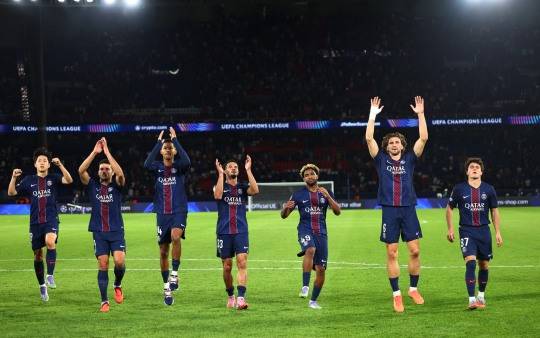 대승 뒤 팬에게 인사하는 이강인(왼쪽 첫 번째). 사진[로이터=연합뉴스]