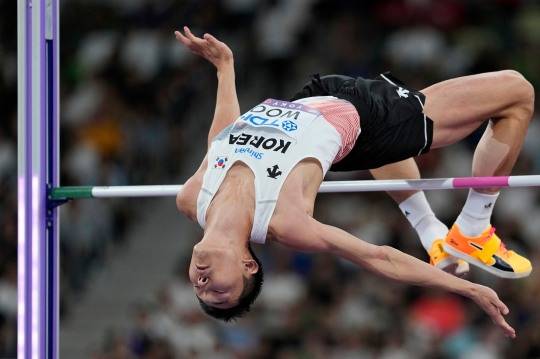 바를 넘는 우상혁. 사진(도쿄 AP=연합뉴스)