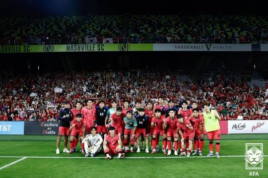 경기 후 단체사진 찍는 축구대표팀. 사진[연합뉴스]