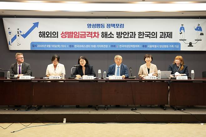 ◇ 왼쪽부터 다비드 비거 주한독일대사관 1등 서기관, 전윤정 국회입법조사처 입법조사관, 김종숙 한국여성정책연구원 원장, 유연철 유엔글로벌콤팩트(UNGC) 한국협회 사무총장, 구미영 한국여성정책연구원 여성고용연구본부장, 사라 벤틀리 주한호주대사관 참사관.