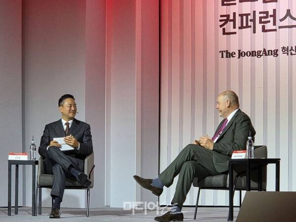 ▲홍정도 중앙그룹 부회장과 마크톰슨 CNN CEO가 18일 서울 중구 롯데호텔에서 열린 중앙일보 60주년 컨퍼런스에서 대담하는 모습. 사진=윤수현 기자.
