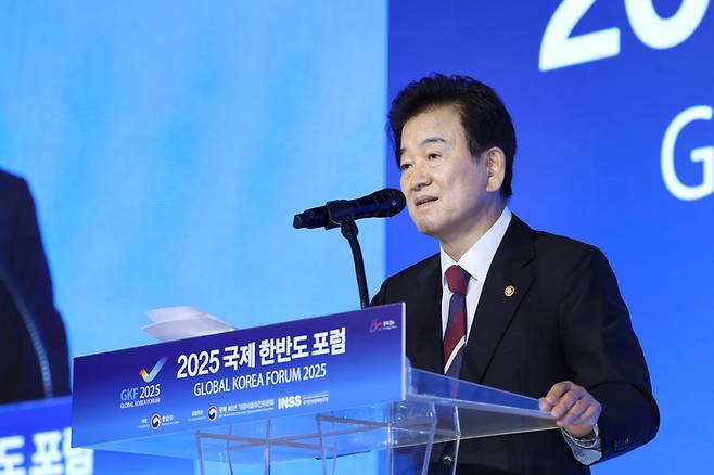 18일 서울 종로구 포시즌스호텔에서 ‘한반도와 동북아의 평화 공존으로의 전환’을 주제로 열린 2025 국제한반도포럼(GKF)에서 정동영 통일부 장관이 개회사를 하고 있다. [통일부]