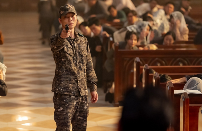 ‘북극성’ 내 특전사 김용준(이승희)은 평화통일을 외치는 대통령 후보 장준익(박해준)에 반대하며 그를 피살했다. 사진ㅣ월트디즈니컴퍼니 코리아