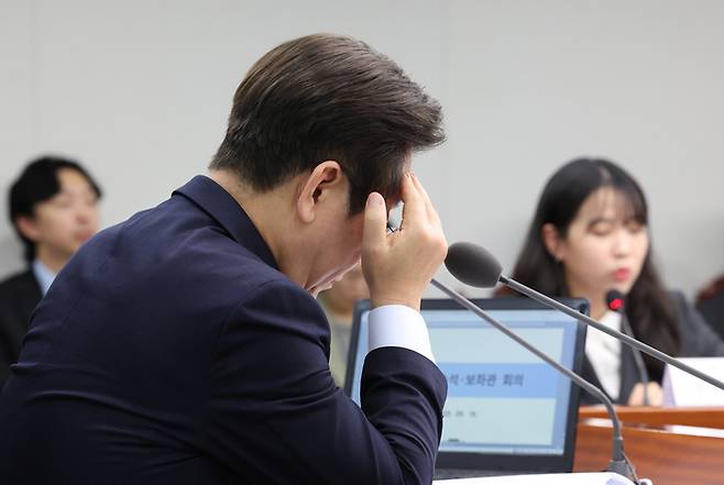 이재명 대통령이 18일 서울 용산 대통령실에서 열린 청년담당관 임명장 수여식 및 제11차 대통령 주재 수석보좌관회의’에서 머리를 매만지고 있다. [김호영 기자]